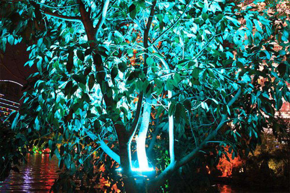 九游老哥俱乐部照明的RGB投光灯用在海内景观亮化项目