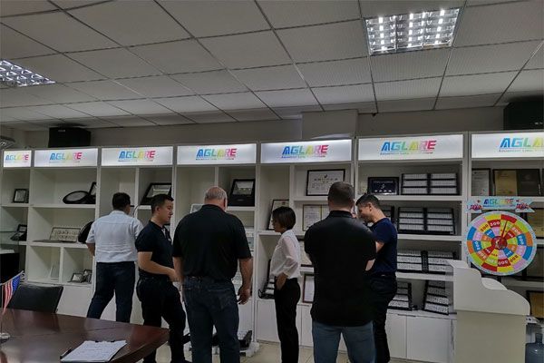 接待九游老哥俱乐部美国客户来造访我们！